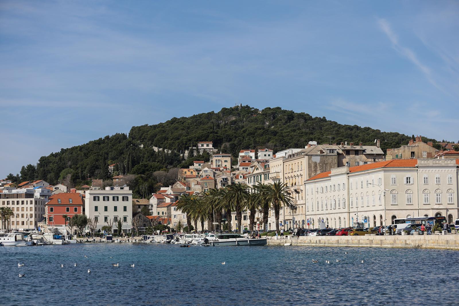26.03.2023., Split - Suncano i toplo vrijeme privuklo je brojne gradjane i turiste na Splitsku nedjeljnu spicu.  Photo: Luka Stanzl/PIXSELL