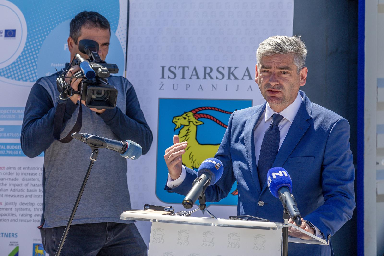 26.04.2023., Pula - U slobodnoj carinskoj Luci Pula predstavljena je oprema za sprjecavanje sirenja oneciscenja mora u sklopu EU projekta FIRESPILL. istarski zupan Boris Miletic Photo: Srecko Niketic/PIXSELL
