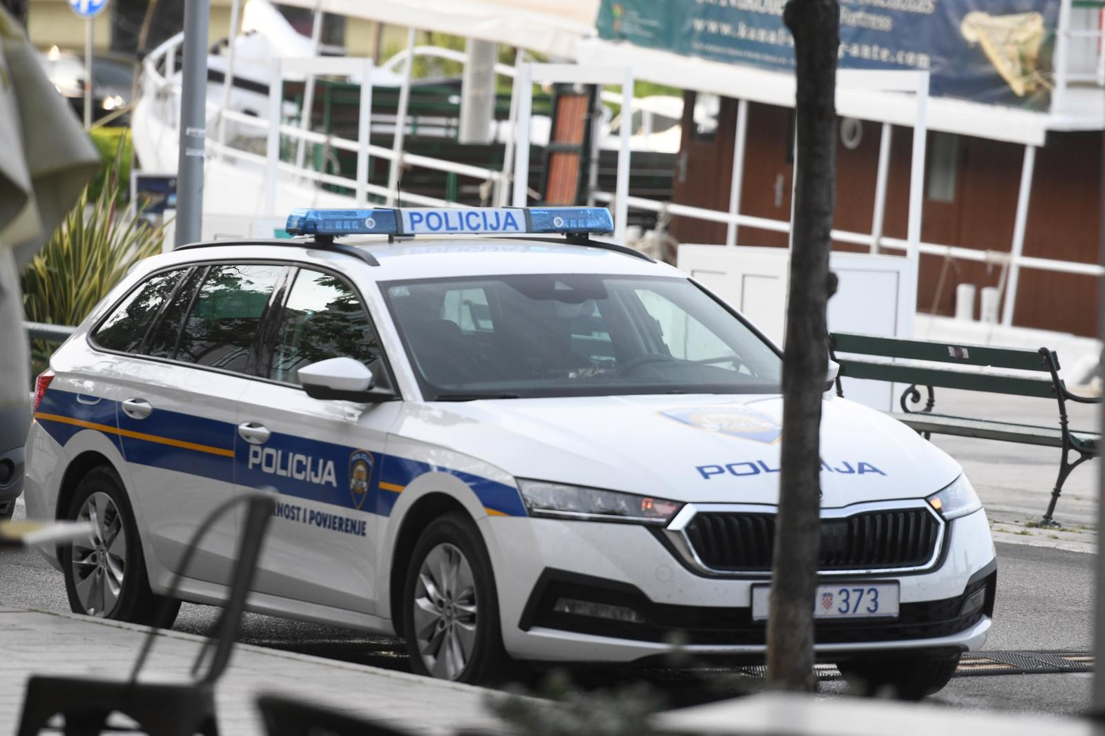 26.05.2023., Sibenik - Pozar u kaficu u centru grada na sibenskoj rivi. Na intervenciju su ozasla dvoja kola JVP Sibenik sa desetak vatrogasaca. Photo: Hrvoje Jelavic/PIXSELL