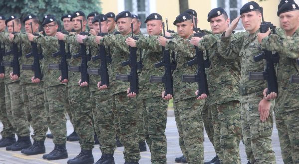 26.05.2023., Karlovac - Ministar obrane RH Mario Banozic nazocio je obiljezavanju Dana Hrvatske kopnene vojske u Karlovcu.  Dan Hrvatske kopnene vojske obiljezen je polaganjem vijenca ispred Zapovjednistva Hrvatske kopnene vojske, nakon cega je odrzana svecana akademija na kojoj su urucena promaknuca, odlikovanja, pohvale i nagrade pripadnicima Hrvatske kopnene vojske u prigodi obiljezavanja Dana Hrvatske vojske, Dana Hrvatske kopnene vojske i 32. obljetnice ustrojavanja Hrvatske vojske. Photo: Kristina Stedul Fabac/PIXSELL
