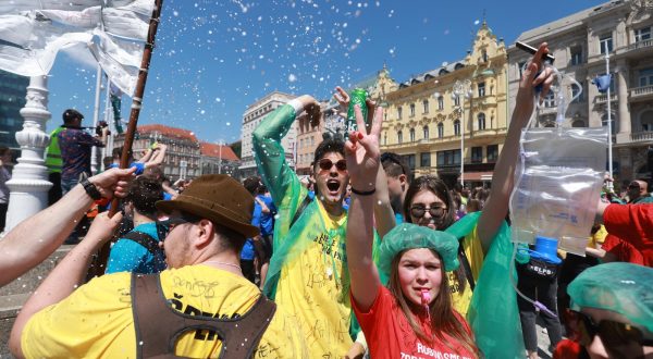 26.05.2023. Zagreb - Norijada maturanata na na Trgu bana Josipa Jelacica Photo: Sanjin Strukic/PIXSELL