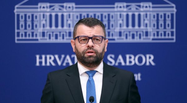26.05.2023., Zagreb - Zastupnica albanske, bosnjacke, crnogorske, makedonske i slovenske nacionalne manjine Ermina Lekaj Prljaskaj primila je u Saboru ministra za ljudska prava i izbjeglice Bosne i Hercegovine Sevlida Hurtica. Nakon sastanka odrzali su konferenciju za medije. Na konferenciji za medije BiH ministar je porucio predsjedniku Milanovicu da su kupili sapun, parfem i okupali se prije dolaska. Photo: Patrik Macek/PIXSELL