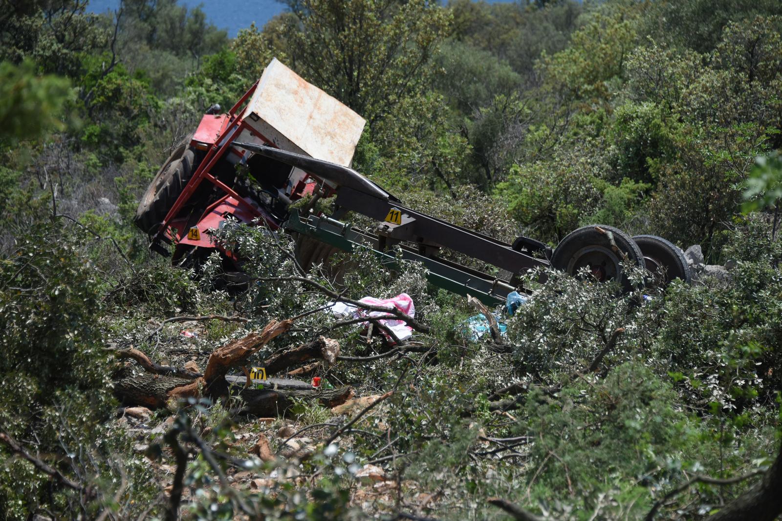26.05.2023., Labin - Puka sreca spasila je 20ak labinskih maturanata, koji su se traktorom prevrnuli u provaliju. Photo: Sasa Miljevic/PIXSELL