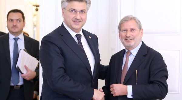 26.05.2023., Zagreb - Predsjednik Vlade Andrej Plenkovic primio je u Banskim dvorima povjerenika Europske komisije za proracun i administraciju Johannesa Hahna. Photo: Patrik Macek/PIXSELL