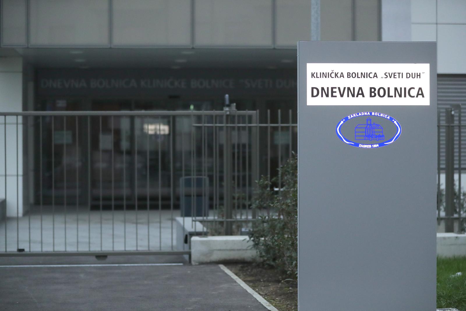 26.11.2020., Zagreb - Sveti duh. Glavni ulaz u dnevnu bolnicu te dugo ocekivana garaza jos uvijek nisu u funkciji iako su zavrseni radovi na izgradnji dnevne bolnice i podzemne garaze KB Sveti Duh za sto je i dobivena uporabna dozvola. Naime pocetkom srpnja prigodnim programom uz razne uzvanike bolnicu je posjetio i gradonacelnik Milan Bandic jer su odlukom Grada Zagreba kao osnivaca bolnice osigurana sredstva za nabavu najsuvremenijeg MR uredjaja te su tom prigodom i sluzbeno obiljezen zavrsetak radova izgradnje tog novog dijela bolnice. Photo: Sanjin Strukic/PIXSELL