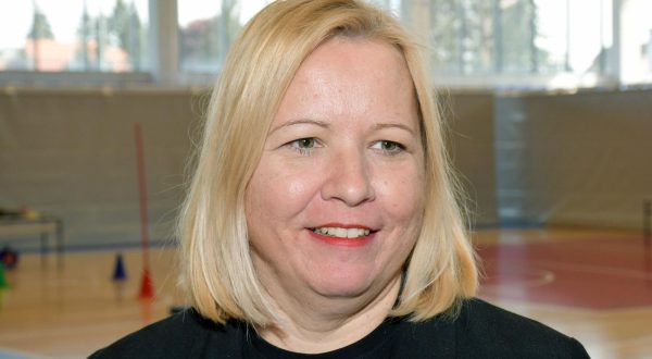 27.04.2023., Sisak - Gradonacelnica Kristina Ikic Banicek obisla je aktivnosti projekta pracenja razvoja djece, od vrticke do mladalacke dobi - Sisak Fit. Sisak je, prvi u Hrvatskoj, pokrenuo dugorocni projekt pracenja razvoja djece od vrticke do mladalacke dobi – Sisak Fit. Cak trideset antropoloskih mjerenja po djetetu, koje ce obaviti strucni tim kineziologa, lijecnika, odgojitelja i ucitelja, omogucit ce prepoznavanje tjelesnih sklonosti djece za sport, njihove zdravstvene pokazatelje, orijentacijske vrijednosti, ali i pracenje tjelesnog razvoja djece. Ohrabruje odlican odaziv roditelja, kojih je cak 58% prihvatilo sudjelovanje u ovom projektu.

  Photo: Nikola Cutuk/PIXSELL
