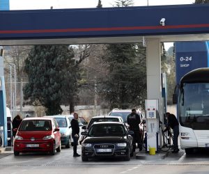 28.03.2022., Sibenik - Ponovo redovi na benzinskim postajama. Od ponoci nas ceka novo veliko poskupljenje goriva. Spremnik od 50 litara benzina mogao bi biti skuplji 30,5 kuna. Prosjecni spremnik dizela mogao bi biti skuplji 74,5 kuna a prosjecni spremnik LPG-a biti ce skuplji 9,5 kuna.Benzin bi tako trebao poskupjeti za oko 0,61 kunu po litri, a dizel za oko 1,5 kuna po litri. Photo: Dusko Jaramaz/PIXSELL