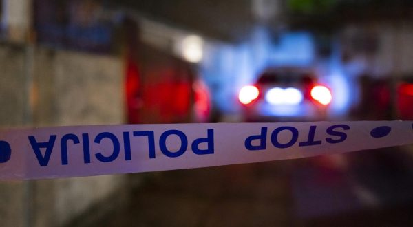 28.04.2023., Split - U Splitu je večeras u stanu pronađen mrtav muškarac na čijem su tijelu tragovi koji upućuju na kazneno djelo, doznaje se od policije koja je privela osobu koju dovodi u vezu s tim, a neslužbeno se doznaje da je riječ o ženi. Photo: Milan Sabic/PIXSELL