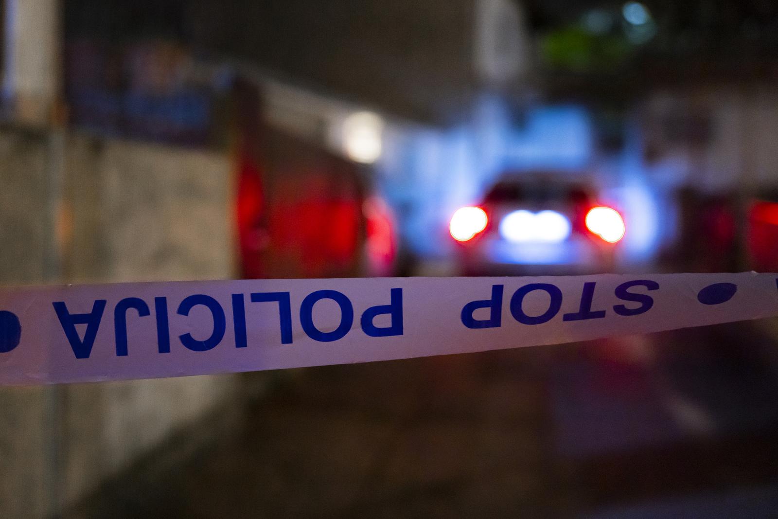 28.04.2023., Split - U Splitu je večeras u stanu pronađen mrtav muškarac na čijem su tijelu tragovi koji upućuju na kazneno djelo, doznaje se od policije koja je privela osobu koju dovodi u vezu s tim, a neslužbeno se doznaje da je riječ o ženi. Photo: Milan Sabic/PIXSELL