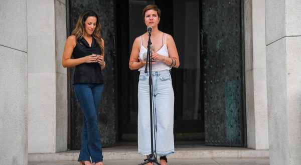 28.06.2022., Zagreb - Ispred Hrvatskog drustva likovnih umjetnika (HDLU) na Trgu zrtava fasizma dodijeljene su nagrade "Nada Dimic" i "Vesna Kesic". Dobitnici nagrade Vanja Juric i Mirela Cavajda    Photo: Josip Regovic/PIXSELL