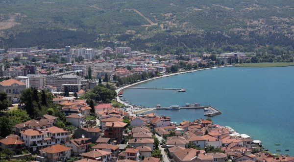 05.07.2017., Ohrid, Makedonija -   Ohridsko jezero je pogranicno jezero na granici izmedju Albanije i Makedonije. Najdublje je balkansko i jedno od najdubljih i po nastanku, najstarijih jezera Europe i nalazi se na nadmorskoj visini od 695 metara sa subinom od 288 metara i prosjecne dubine od 155 metara.  Maksimalne duzine je 30,4 km i sirine od oko 14,8 km. Duzina obale iznosi 87,53 km, od cega je 56,02 km makedonske i 31,51 km albanske obale. Ohrid je grad na jugozapadu Republike Makedonije, na sjeveroistocnoj obali Ohridskog jezera. Grad Ohrid je sjediste opcine Ohrid koja se sastoji od grada Ohrida i jos 28 sela koji zajedno imaju oko 55.000 stanovnika. Grad se prostire po Ohridskom polju, a njegova povijesna jezgra nalazi se na osamljenoj vapnenackoj hridi, visokoj 792 m, koja poput rta ulazi u Ohridsko jezero. Od 1980. godine grad Ohrid i Ohridsko jezero nalaze se na popisu UNESCO-ve Svjetske bastine kao spomenik kulture i spomenici prirode. "nPhoto: Luka Stanzl/PIXSELL