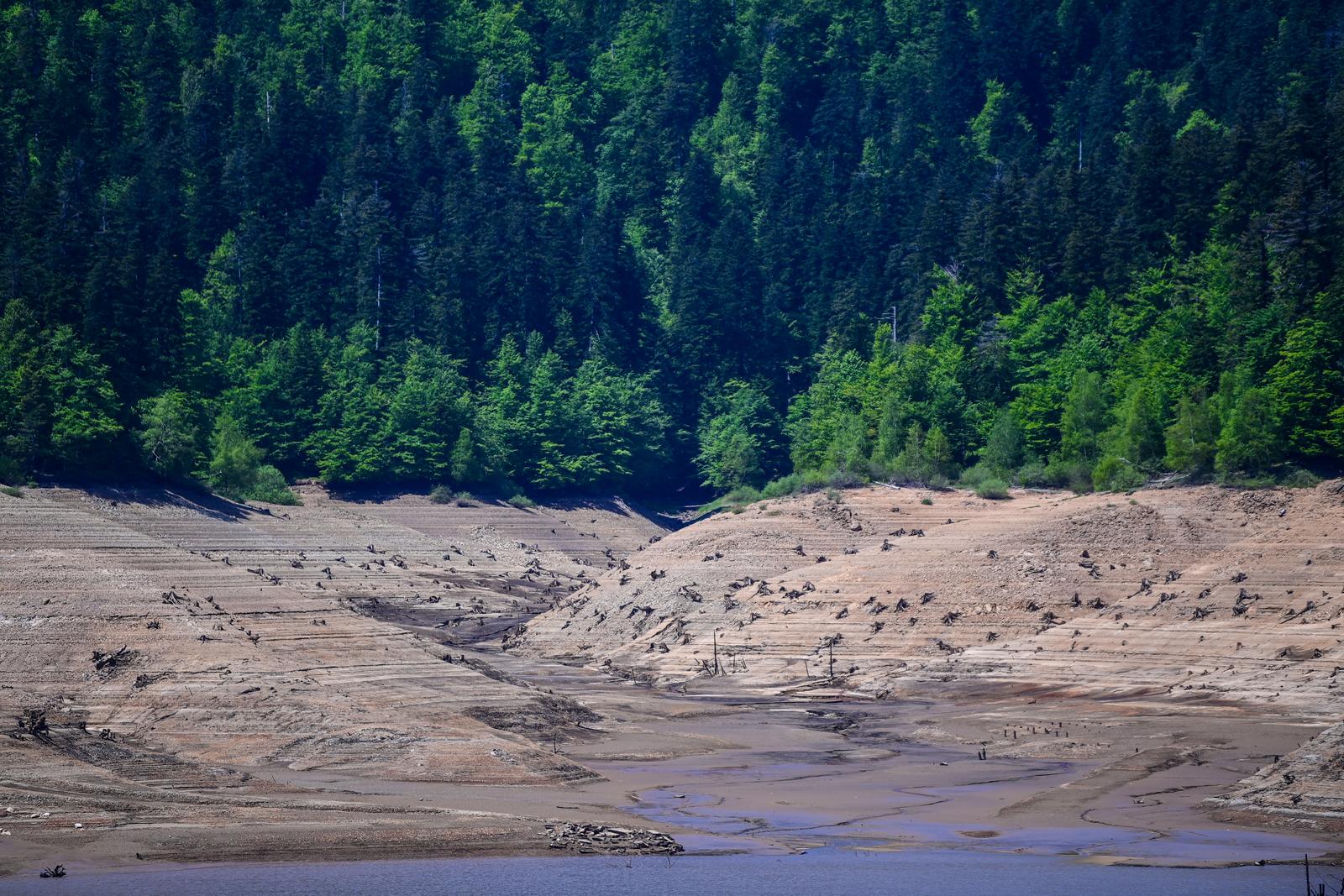25.05.2023., Lokve -U tijeku je isusivanje Lokvarskog jezera zbog remonta i odrzavanja. Photo: Igor Soban/PIXSELL