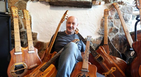 29.05.2023., Sibenik - Srdjan Trojan, samouki graditelj gitara i ostalih zicanih drvenih instrumenata. Instrumente izradjuje iskljucivo od domacih vrsta drveta koje nikada nitko nije koristio za to. Na taj nacin postize pravi domaci zvuk. Svaki njegov instrument ima svoje ime i svoju pricu. Photo: Dusko Jaramaz/PIXSELL