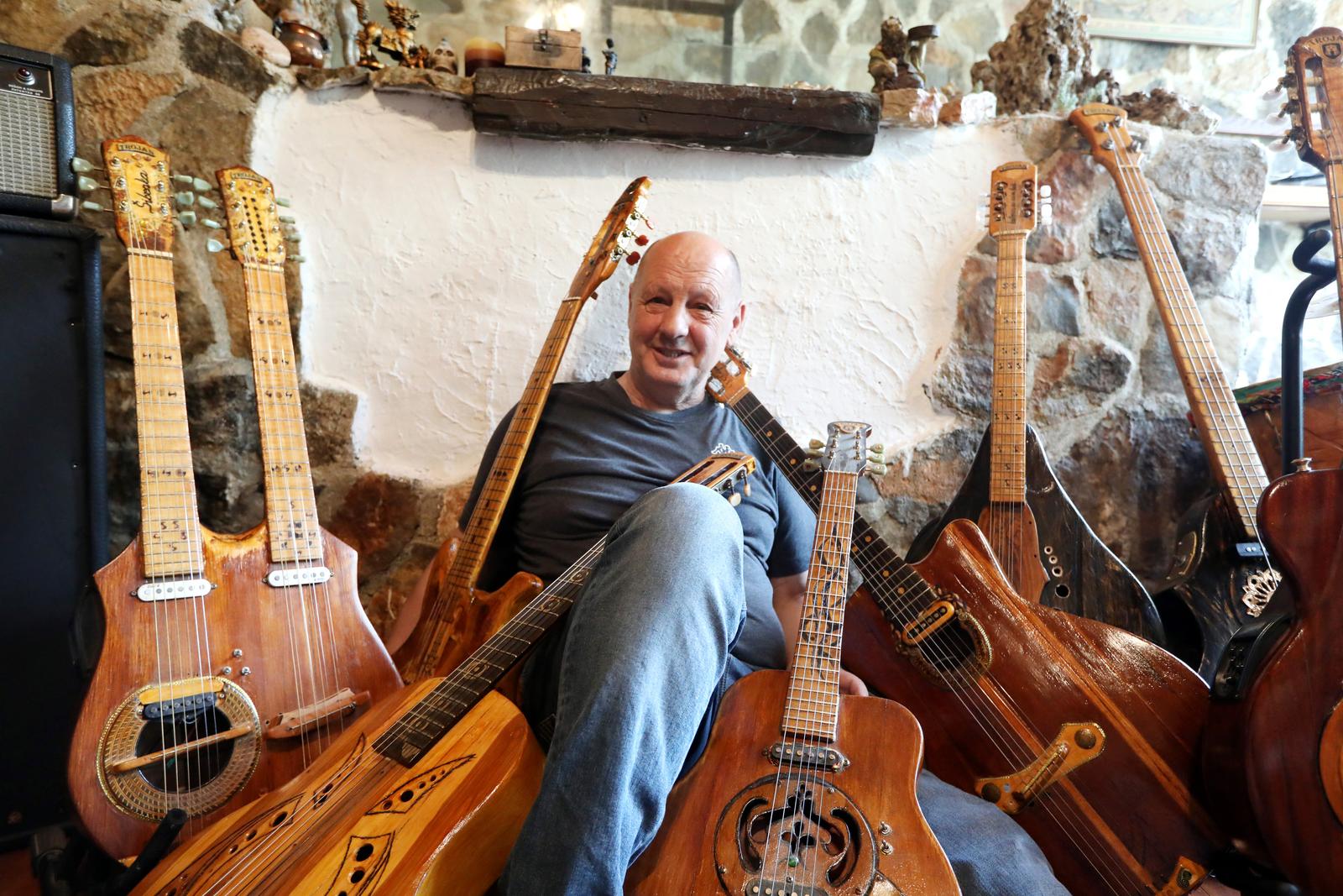 29.05.2023., Sibenik - Srdjan Trojan, samouki graditelj gitara i ostalih zicanih drvenih instrumenata. Instrumente izradjuje iskljucivo od domacih vrsta drveta koje nikada nitko nije koristio za to. Na taj nacin postize pravi domaci zvuk. Svaki njegov instrument ima svoje ime i svoju pricu. Photo: Dusko Jaramaz/PIXSELL