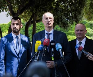 29.06.2022., Split - Kandidat za gradonacelnika Ivica Puljak zajedno sa svojim zamjenicima odrzao je konferenciju za medije na temu 'Nas plan za drugi krug'.
Bojan Ivosevic, Ivica Puljak, Antonio Kuzmanic
Photo: Miroslav Lelas/PIXSELL Photo: Miroslav Lelas/PIXSELL