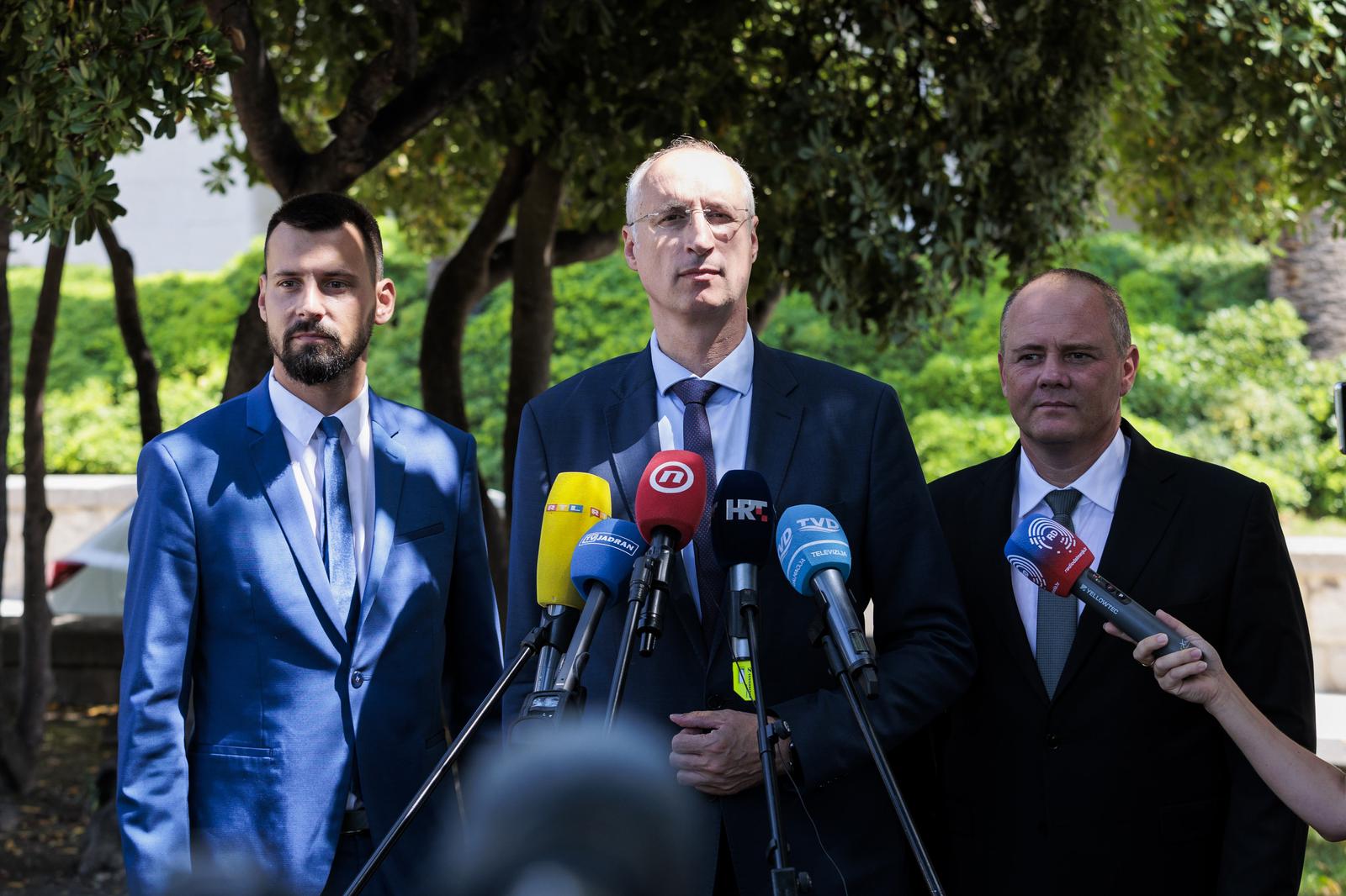 29.06.2022., Split - Kandidat za gradonacelnika Ivica Puljak zajedno sa svojim zamjenicima odrzao je konferenciju za medije na temu 'Nas plan za drugi krug'.
Bojan Ivosevic, Ivica Puljak, Antonio Kuzmanic
Photo: Miroslav Lelas/PIXSELL Photo: Miroslav Lelas/PIXSELL