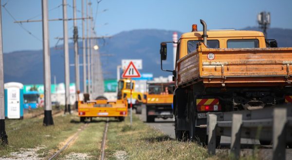 30.08.2022.,Zagreb- Zbog zamjene prijelaznih naprava koja uvjetuju demontazu tramvajske pruge  do daljnjeg tramvaji ne voze preko Jadranskog mosta Photo: Zeljko Hladika/PIXSELL