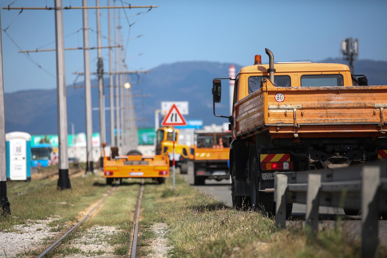 30.08.2022.,Zagreb- Zbog zamjene prijelaznih naprava koja uvjetuju demontazu tramvajske pruge  do daljnjeg tramvaji ne voze preko Jadranskog mosta Photo: Zeljko Hladika/PIXSELL