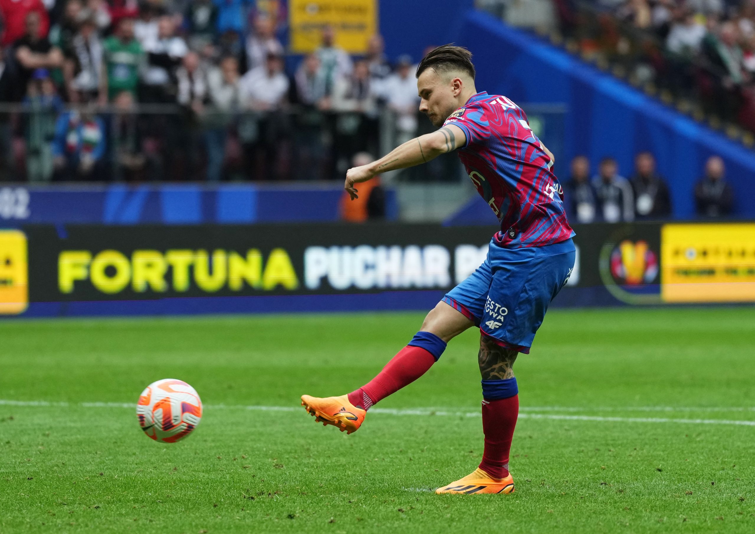 Soccer Football - Polish Cup - Final - Legia Warsaw v Rakow Czestochowa - Stadion Narodowy, Warsaw, Poland - May 2, 2023 Rakow Czestochowa's Fran Tudor scores a penalty during the penalty shootout REUTERS/Aleksandra Szmigiel Photo: ALEKSANDRA SZMIGIEL/REUTERS