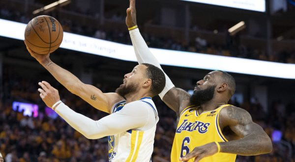 May 10, 2023; San Francisco, California, USA; Golden State Warriors guard Stephen Curry (30) shoots the basketball against Los Angeles Lakers forward LeBron James (6) during the third quarter in game five of the 2023 NBA playoffs conference semifinals round at Chase Center. Mandatory Credit: Kyle Terada-USA TODAY Sports Photo: Kyle Terada/REUTERS