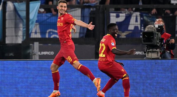 Soccer Football - Serie A - Lazio v Lecce - Stadio Olimpico, Rome, Italy - May 12, 2023 Lecce's Remi Oudin celebrates scoring their second goall with teammates REUTERS/Alberto Lingria Photo: ALBERTO LINGRIA/REUTERS