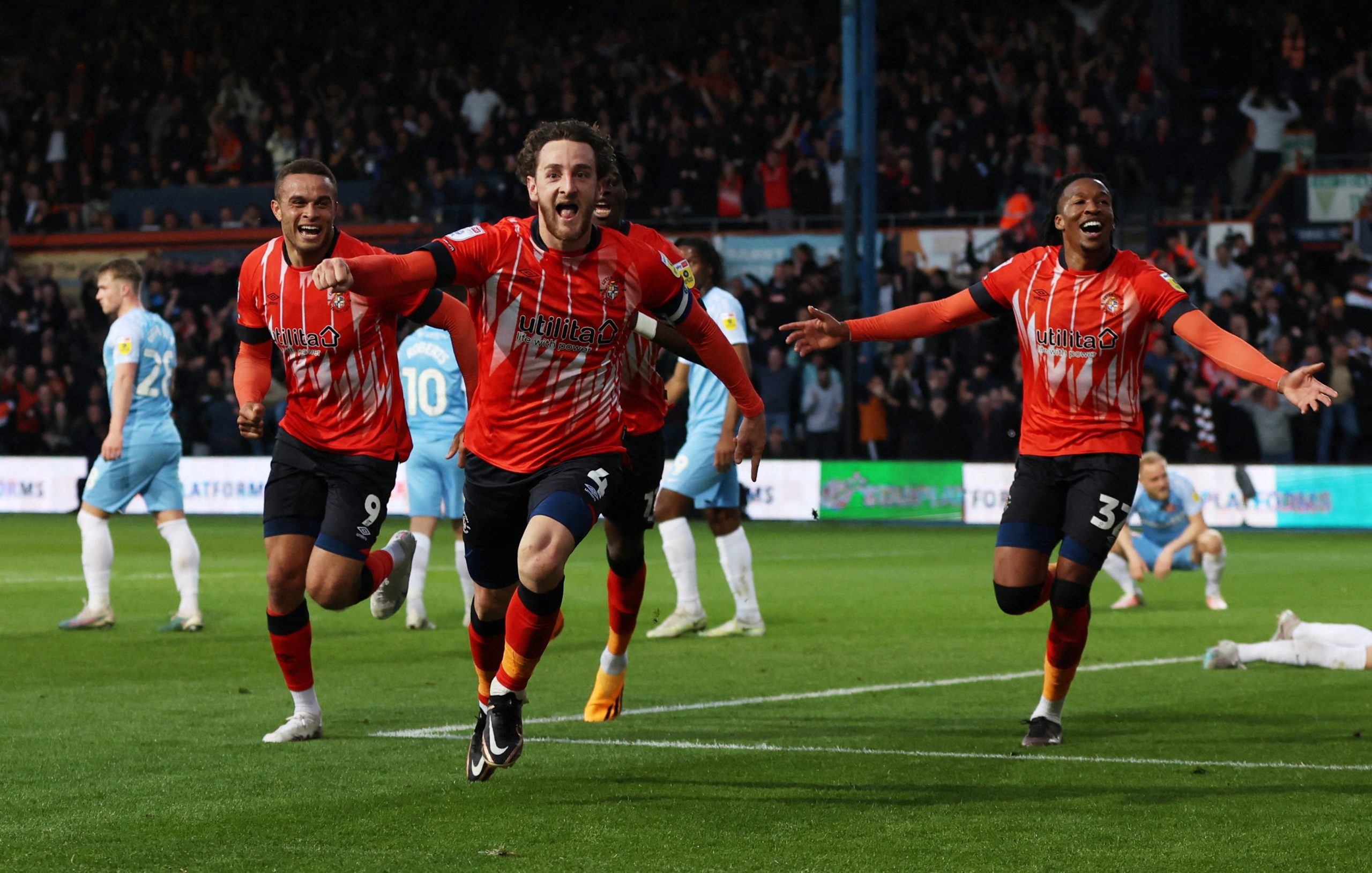 Soccer Football - Championship - Play-off - Semi Final - Second Leg - Luton Town v Sunderland - Kenilworth Road, Luton, Britain - May 16, 2023 Luton Town's Tom Lockyer celebrates scoring their second goal with teammates Action Images via Reuters/Lee Smith EDITORIAL USE ONLY. No use with unauthorized audio, video, data, fixture lists, club/league logos or 'live' services. Online in-match use limited to 75 images, no video emulation. No use in betting, games or single club /league/player publications.  Please contact your account representative for further details.     TPX IMAGES OF THE DAY Photo: Lee Smith/REUTERS