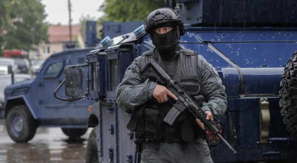 26.05.2023., Zvecan, Kosovo - Na sjeveru Kosova doslo je sukoba izmedju policije i gradjana koji su pokusali sprijeciti gradonacelnika da preuzme duznost nakon lokalnih izbora koje su Srbi bojkotirali. Kosovska policija usla je u zgradu opcine Zvecan nakon sto je ispred bacila suzavac te sok-bombe.   Photo: Stringer/PIXSELL