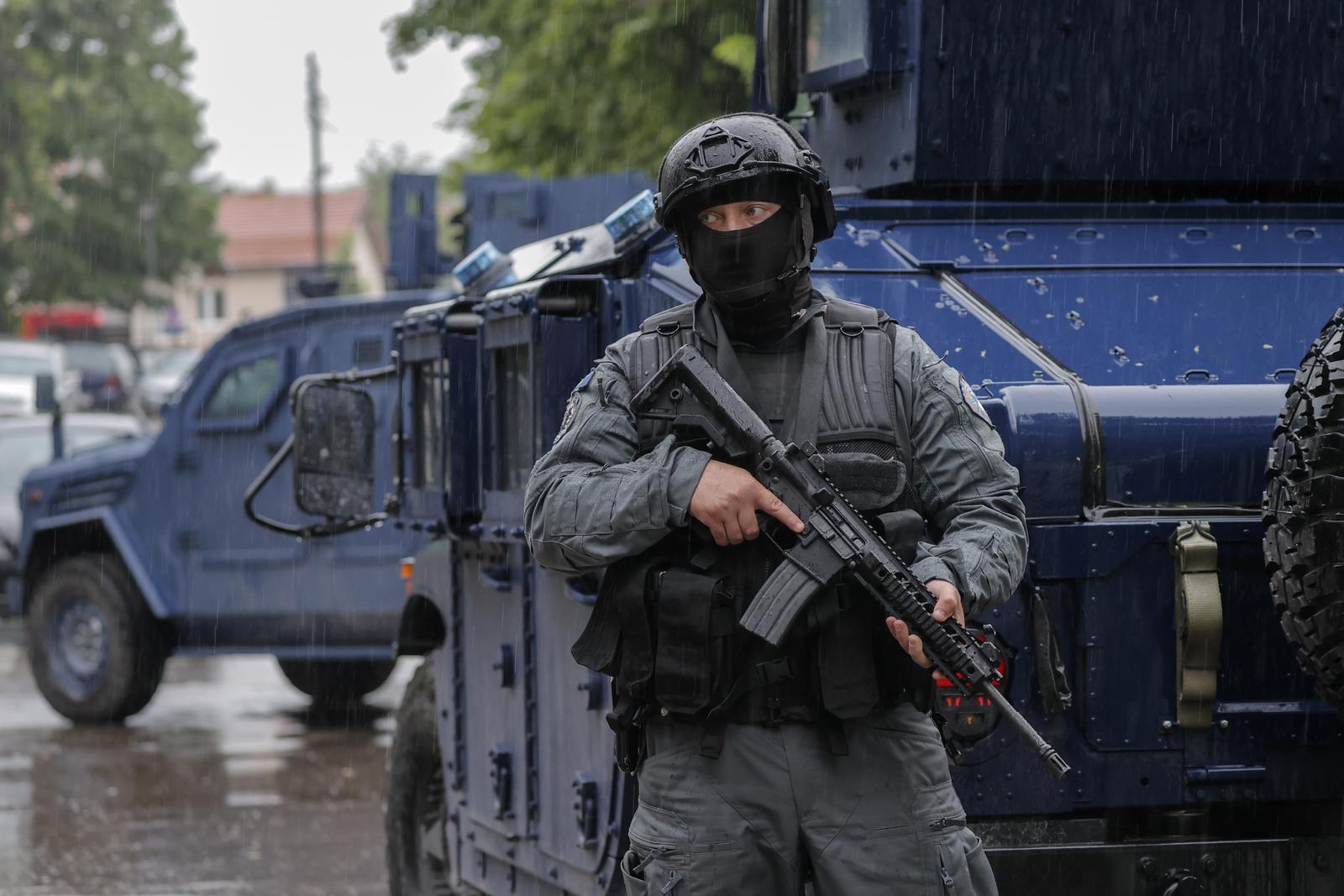 26.05.2023., Zvecan, Kosovo - Na sjeveru Kosova doslo je sukoba izmedju policije i gradjana koji su pokusali sprijeciti gradonacelnika da preuzme duznost nakon lokalnih izbora koje su Srbi bojkotirali. Kosovska policija usla je u zgradu opcine Zvecan nakon sto je ispred bacila suzavac te sok-bombe.   Photo: Stringer/PIXSELL