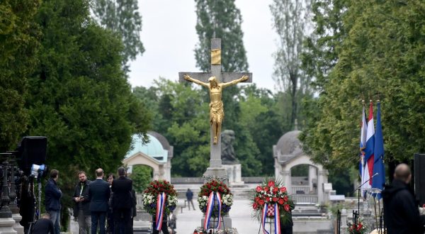 13.05.2023., Zagreb - Na groblju Mirogoj obiljezena je obljetnica Bleiburga polaganjem vijenaca i molitvom kod sredisnjeg kriza. Photo: Igor Soban/PIXSELL
