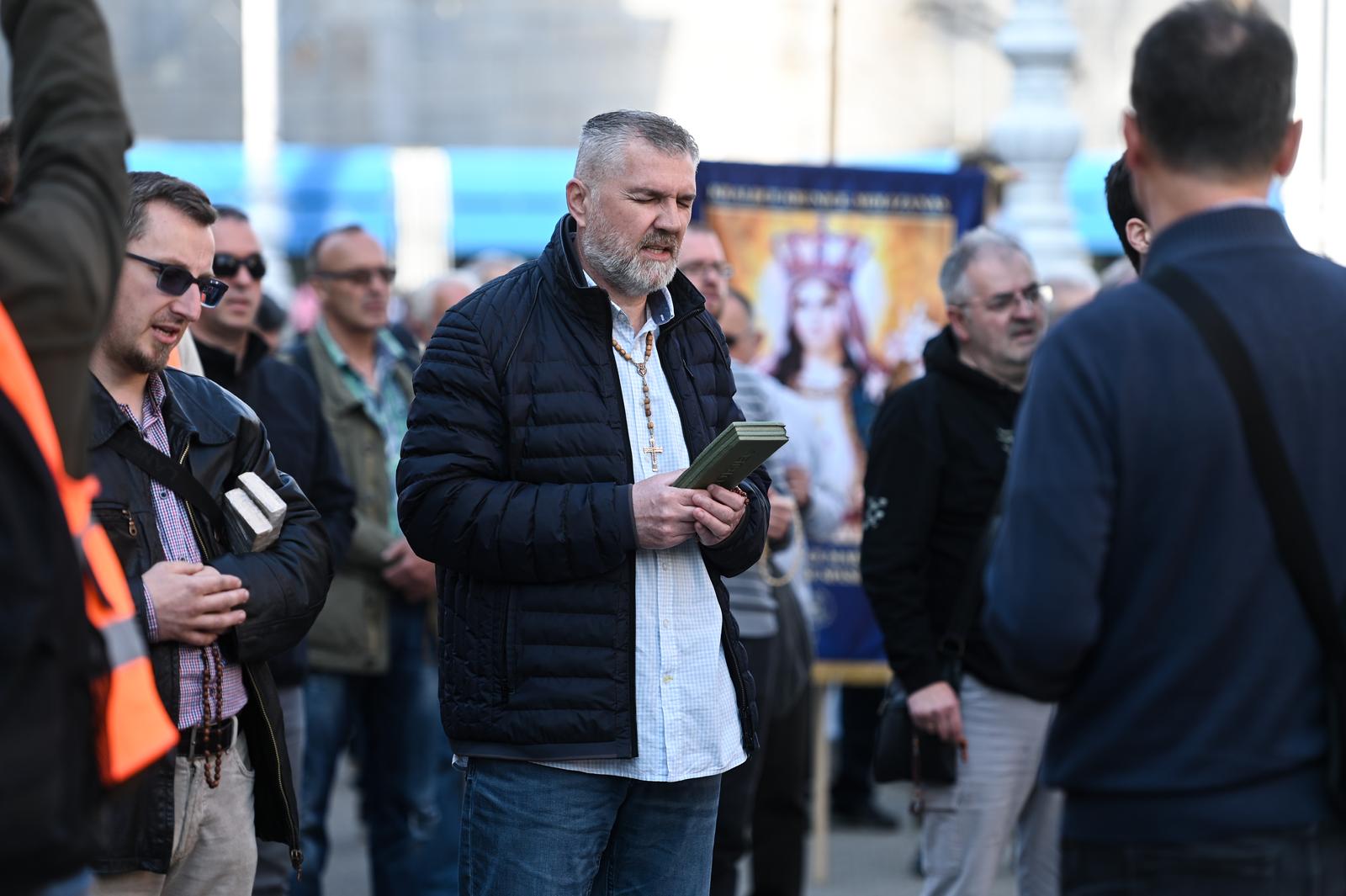 6.5.2023., Zagreb - Molitelji i kontra prosvjed na Trgu bana Jelacica
 Photo: Zoe Sarlija/PIXSELL
