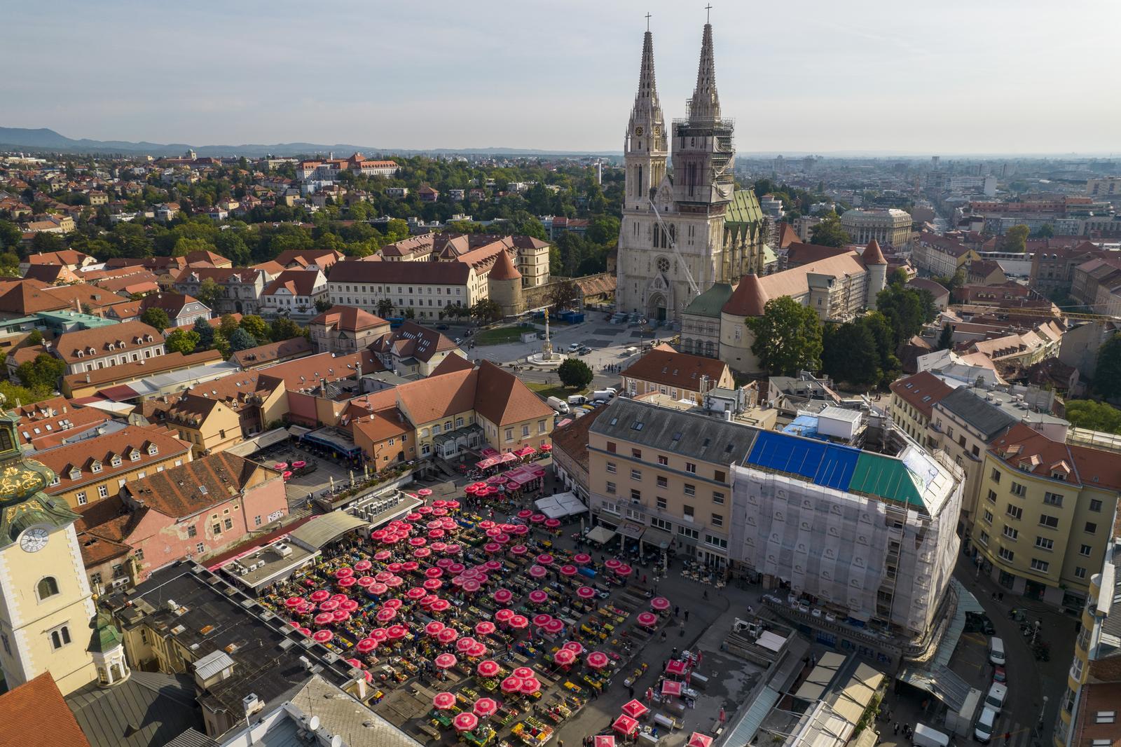 24.09.2022., Zagreb - Fotografija iz zraka trznice Dolac i katedrale. Dolac je uvijek zivotopisan i pun boja. Photo: Slaven Branislav Babic/PIXSELL