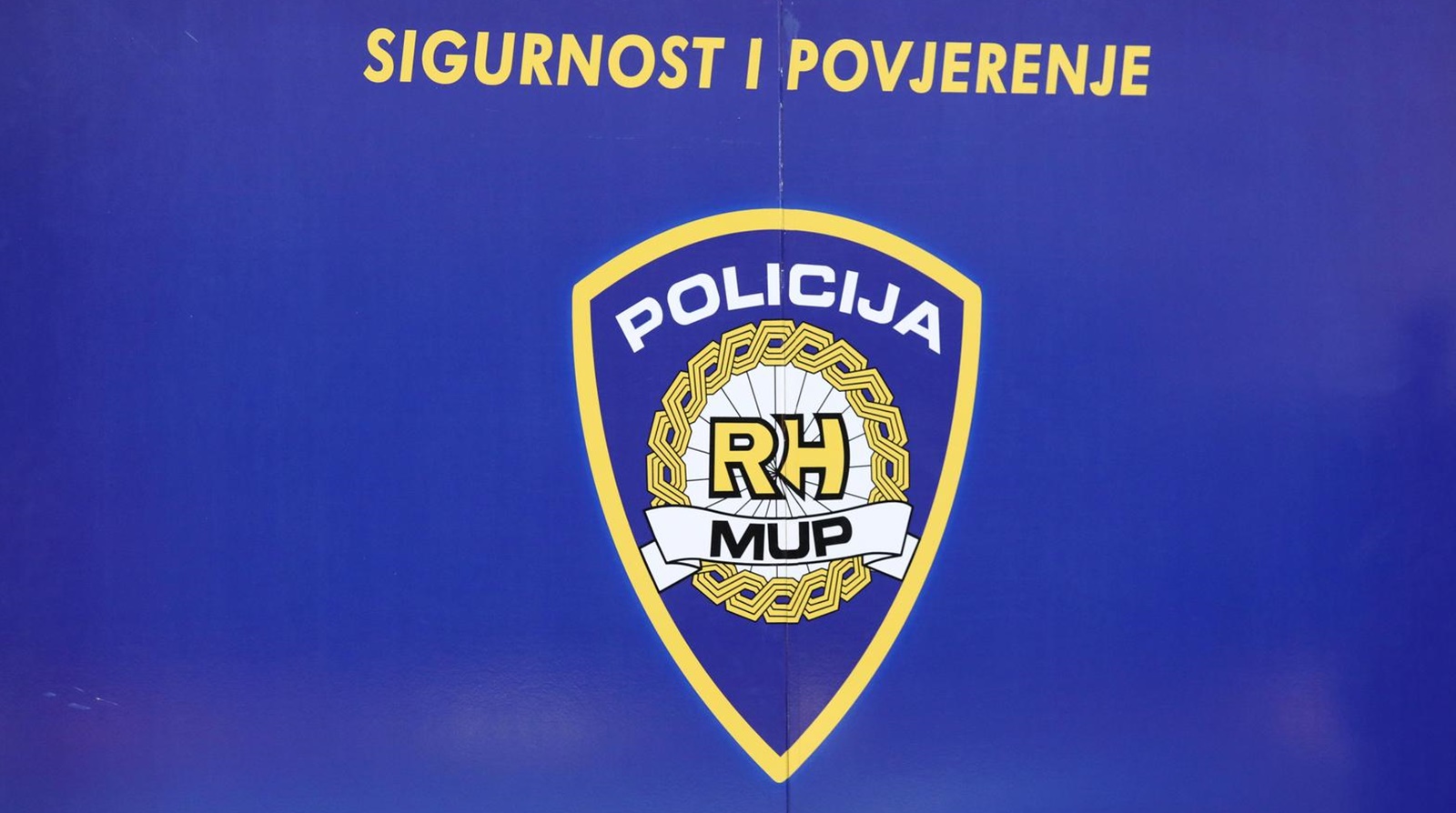 20.04.2023., Sibenik - U sportskoj dvorani Baldekin sibenska policija izvrsila je prezentaciju svih rodova policije, vjezbe interventne policije i ulogu pasa u radu policije, u sklopu projekta Postani policajac.
  Photo: Dusko Jaramaz/PIXSELL