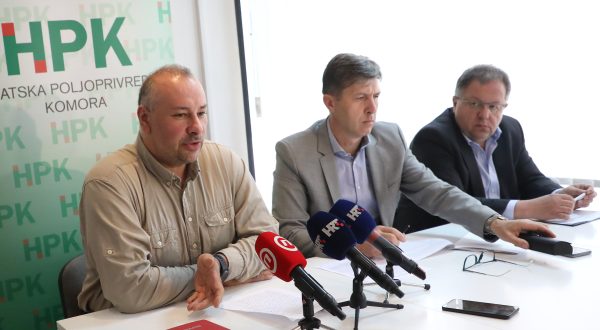 Zagreb, 31.05.2023. - Konferencija za medije Hrvatske poljoprivredne komore (HPK) na temu Programa razvoja sektora mljekarstva u Hrvatskoj do 2030. godine. Na fotografiji Igor Reetar, Mladen Jakopoviæ, Boidar Kuzmiæ. foto HINA/ Lana SLIVAR DOMINIÆ/ lsd