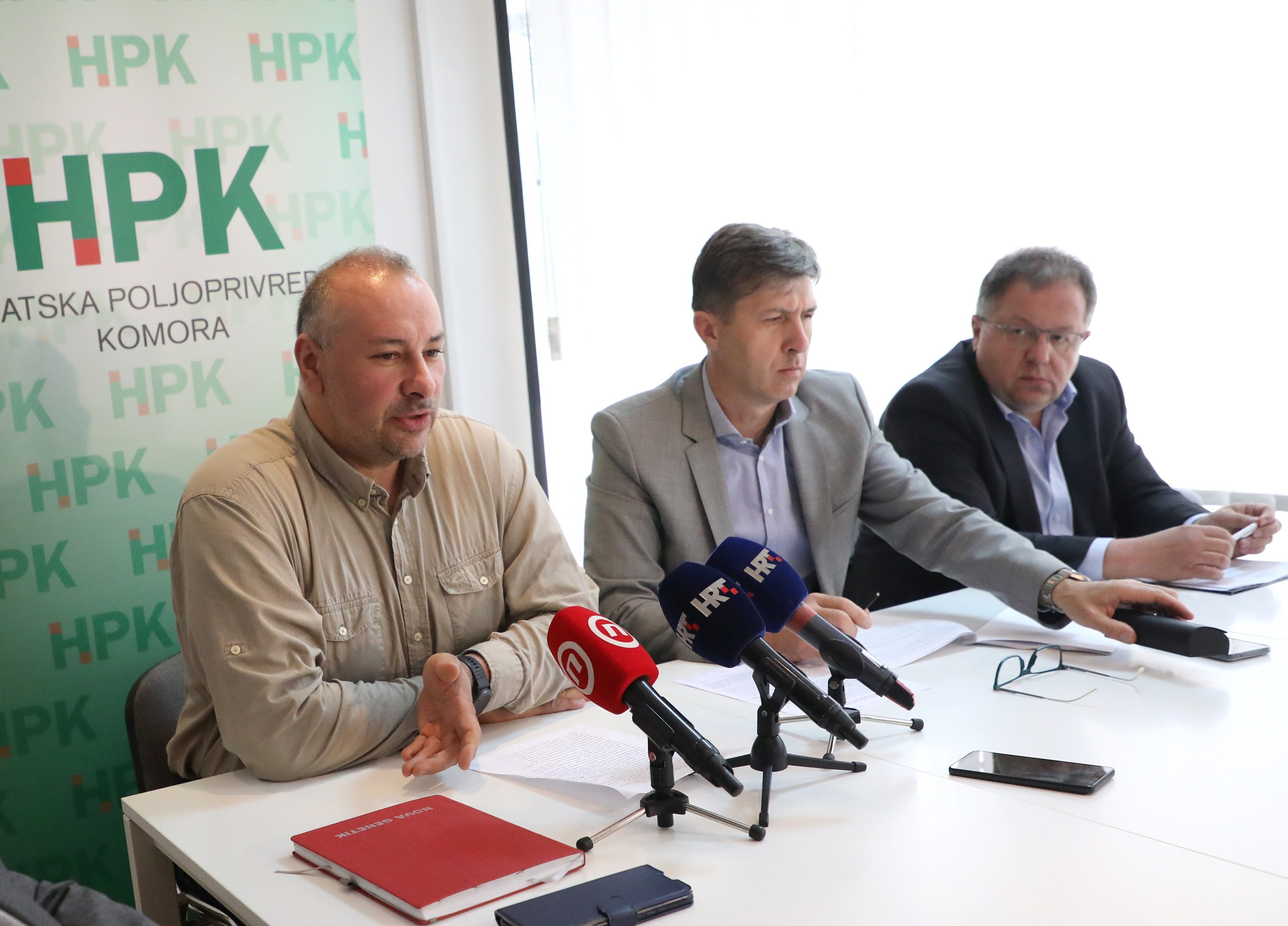 Zagreb, 31.05.2023. - Konferencija za medije Hrvatske poljoprivredne komore (HPK) na temu Programa razvoja sektora mljekarstva u Hrvatskoj do 2030. godine. Na fotografiji Igor Reetar, Mladen Jakopoviæ, Boidar Kuzmiæ. foto HINA/ Lana SLIVAR DOMINIÆ/ lsd