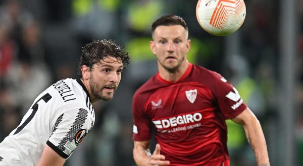 epa10621726 Juventus's Manuel Locatelli (L) and Sevilla's Ivan Rakitic (R) in action during the UEFA Europa League semi-finals, 1st leg soccer match between Juventus FC vs Sevilla FC in Turin, Italy, 11 May 2023.  EPA/Alessandro Di Marco