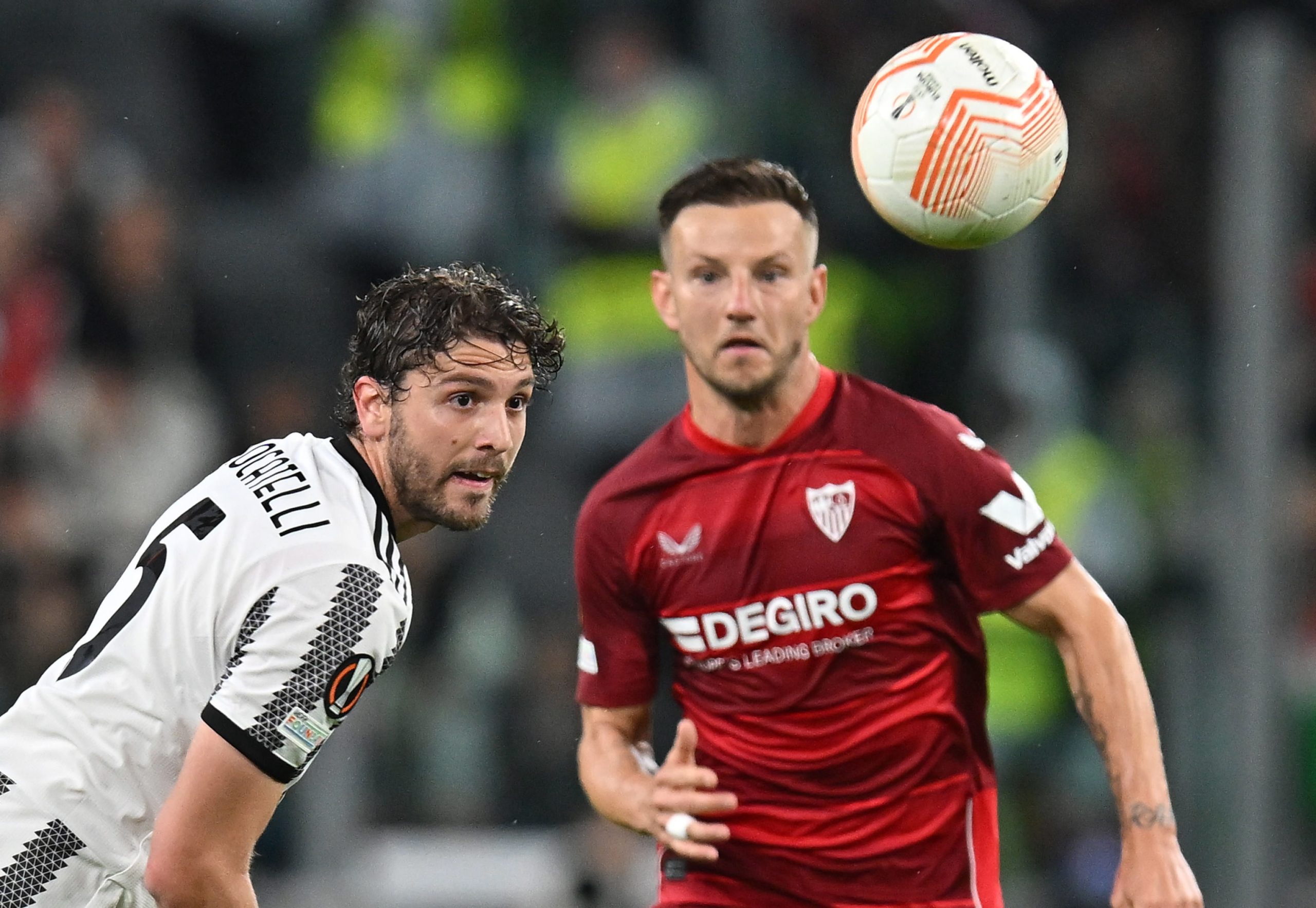 epa10621726 Juventus's Manuel Locatelli (L) and Sevilla's Ivan Rakitic (R) in action during the UEFA Europa League semi-finals, 1st leg soccer match between Juventus FC vs Sevilla FC in Turin, Italy, 11 May 2023.  EPA/Alessandro Di Marco
