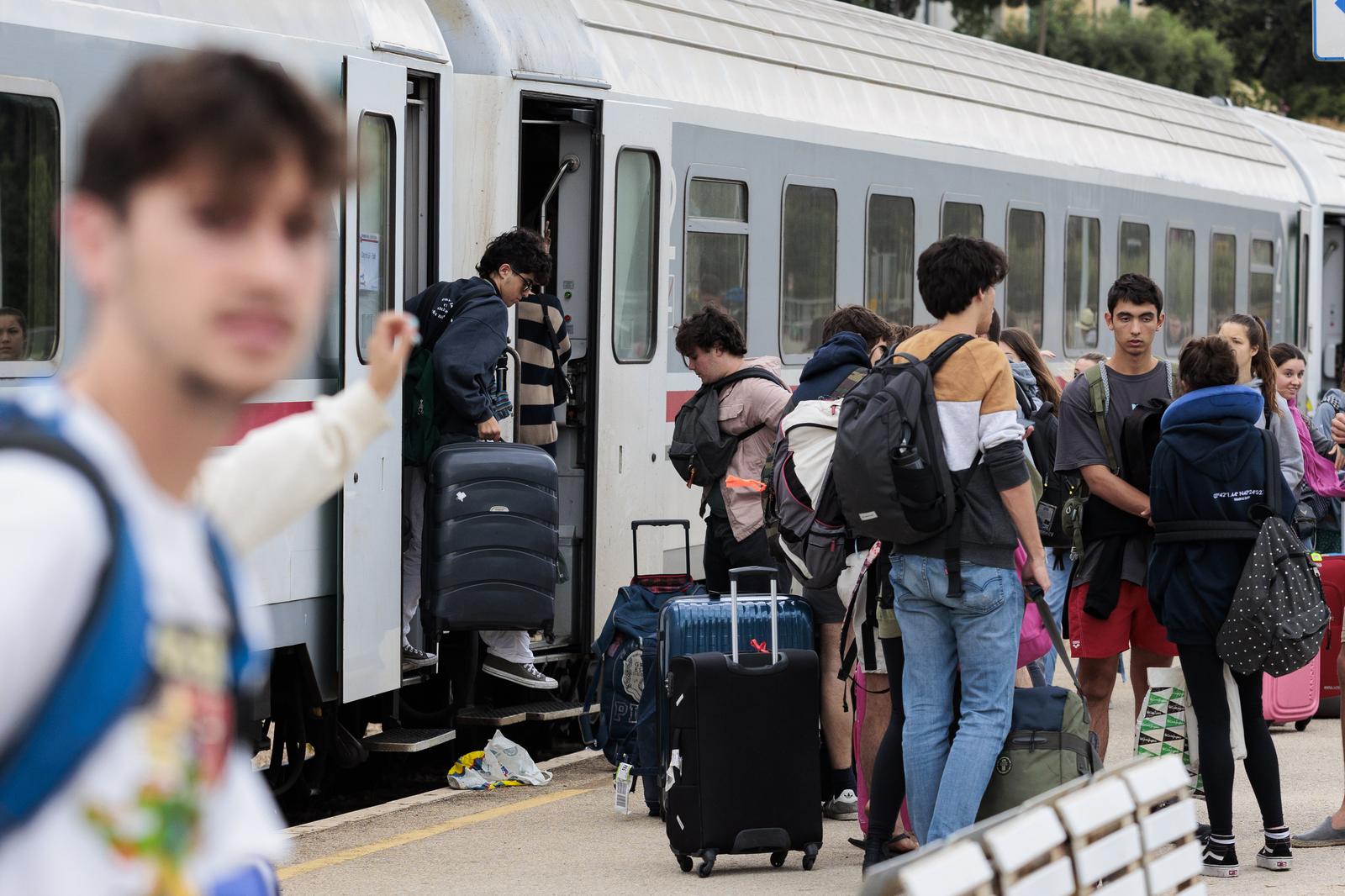 08.07.2022., Split - Brzi vlak iz Osijeka s dvadeset minuta zakasnjenja stigao je na splitski zeljeznicki kolodvor. Photo: Miroslav Lelas/PIXSELL