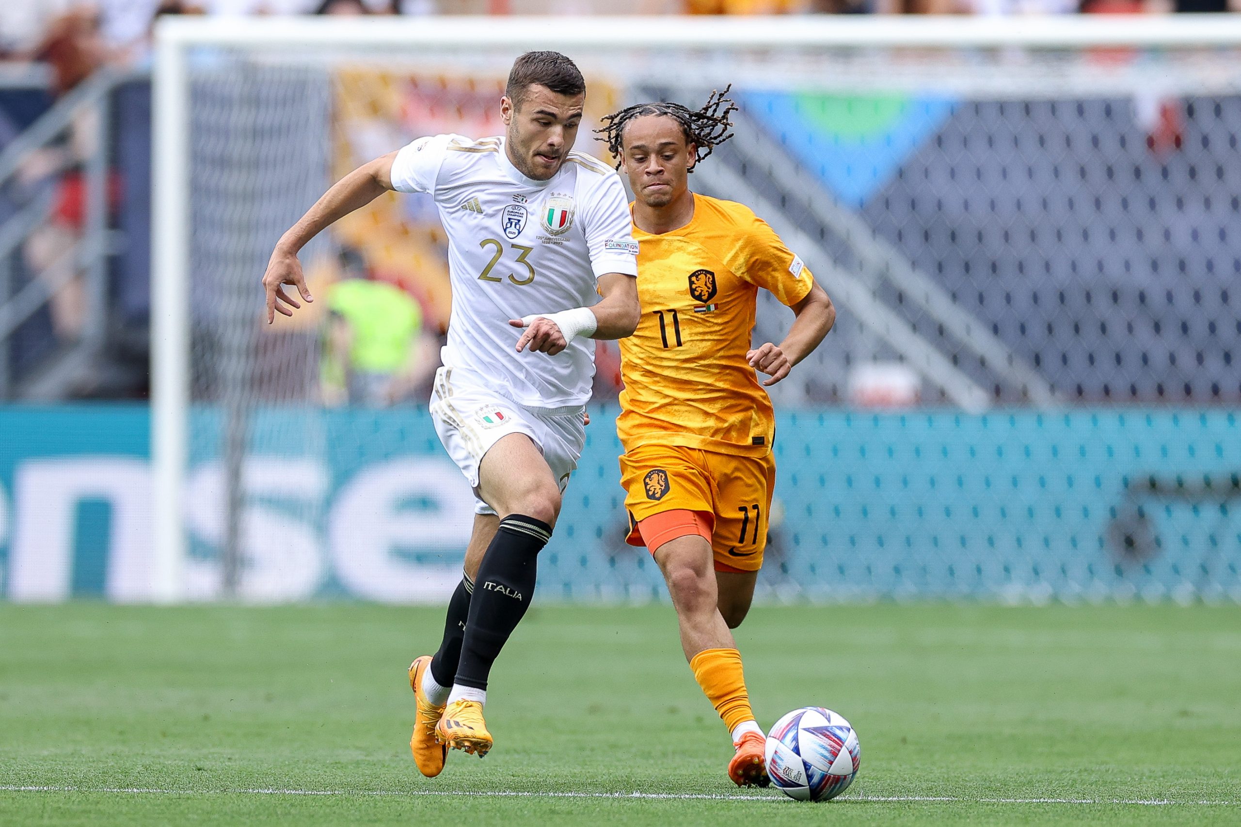 Enschede, Niederlande, 18.06.2023: Alessandro Buongiorno (Italy) in aktion, am Ball, Einzelaktion, kontrolliert den Ball waehrend des UEFA Nations League 2022/23 Third-place match zwischen Niederlande vs Italien, Niederlande vs Italien im FC Twente Stadion  am 18. June 2023 in Enschede, Niederlande. (Foto von Matteo Ciambelli/DeFodi Images)

Enschede, Netherlands, 18.06.2023: Alessandro Buongiorno (Italy) controls the ball during the UEFA Nations League 2022/23 Third-place match between Netherlands vs Italy at FC Twente Stadium on June 18, 2023 in Enschede, Netherlands. (Photo by Matteo Ciambelli/DeFodi Images)