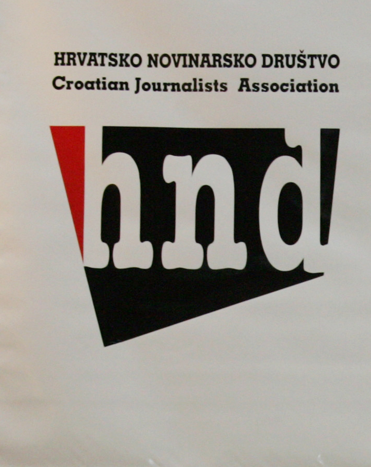 Zagreb, 14.03.2012 - (Ilustracija) Arhivska fotografija od 25.11.2011. prikazuje logo Hrvatskog novinarskog drutva. Hrvatsko novinarsko drutvo (HND) pozvalo je danas novinare i urednike da ne koriste stradanja djece kako bi privukli panju publike i pokuali poveæati zaradu, te da se prestanu povoditi za primjerima iz svijeta nedostojnima novinarskog poziva. 
foto FaH/ Hrvoje UÈKO/ ik