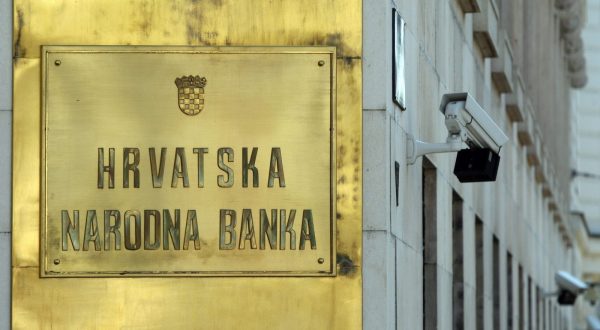 Zagreb, 25.04.2013 - Plasmani kreditnih institucija, iskljuèujuæi sredinjoj dravi, u Hrvatskoj su na poèetku 2013. nominalno porasli, no nakon to se iskljuèe teèajne promjene zabiljeeno je njihovo smanjenje od oko 500 milijuna kuna ili za 0,2 posto, objavila je Hrvatska narodna banka u najnovijem Biltenu HNB-a. Arhivska fotografija od dana 17.07.2011. godine prikazuje zgradu Hrvatske narodne banke (HNB) u Zagrebu. 
foto FaH/ Damir SENÈAR/ ds