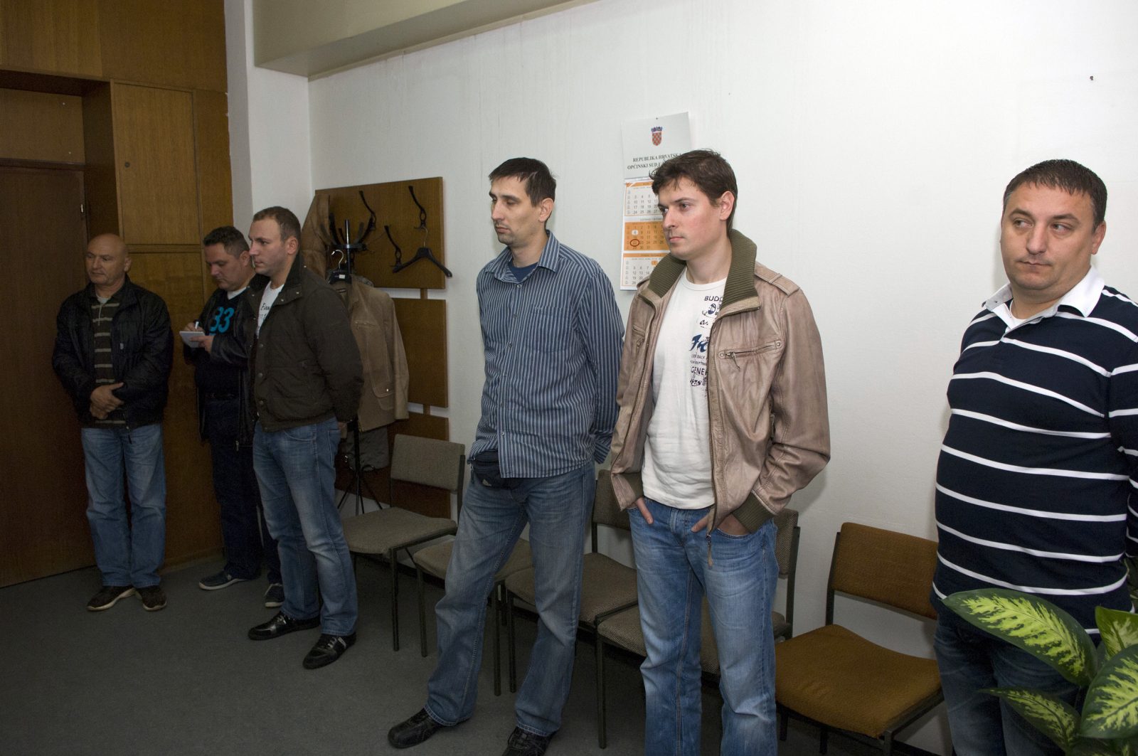 Karlovac, 23.10.2012 - Poèetak suðenja vozaèima Daliboru Opaèku (35) i Marinu Èolaku (28) zbog izazivanja prometne nesreæe u kojoj je u studenom 2010. na autocesti A6 poginula Èolakova suvozaèica, odgoðeno je jer je Opaèak slomio nogu. Na slici Marin Èolak (3L).
foto FaH/ Mladen VOLARIÆ /ds