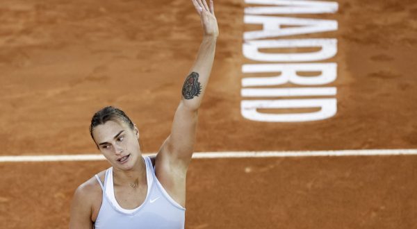epa10612797 Aryna Sabalenka of Belarus celebrates winning against Iga Swiatek of Poland during their Mutua Madrid Open women's single final tennis match held at the Magic Box, in Madrid, Spain, 06 May 2023.  EPA/Sergio Perez