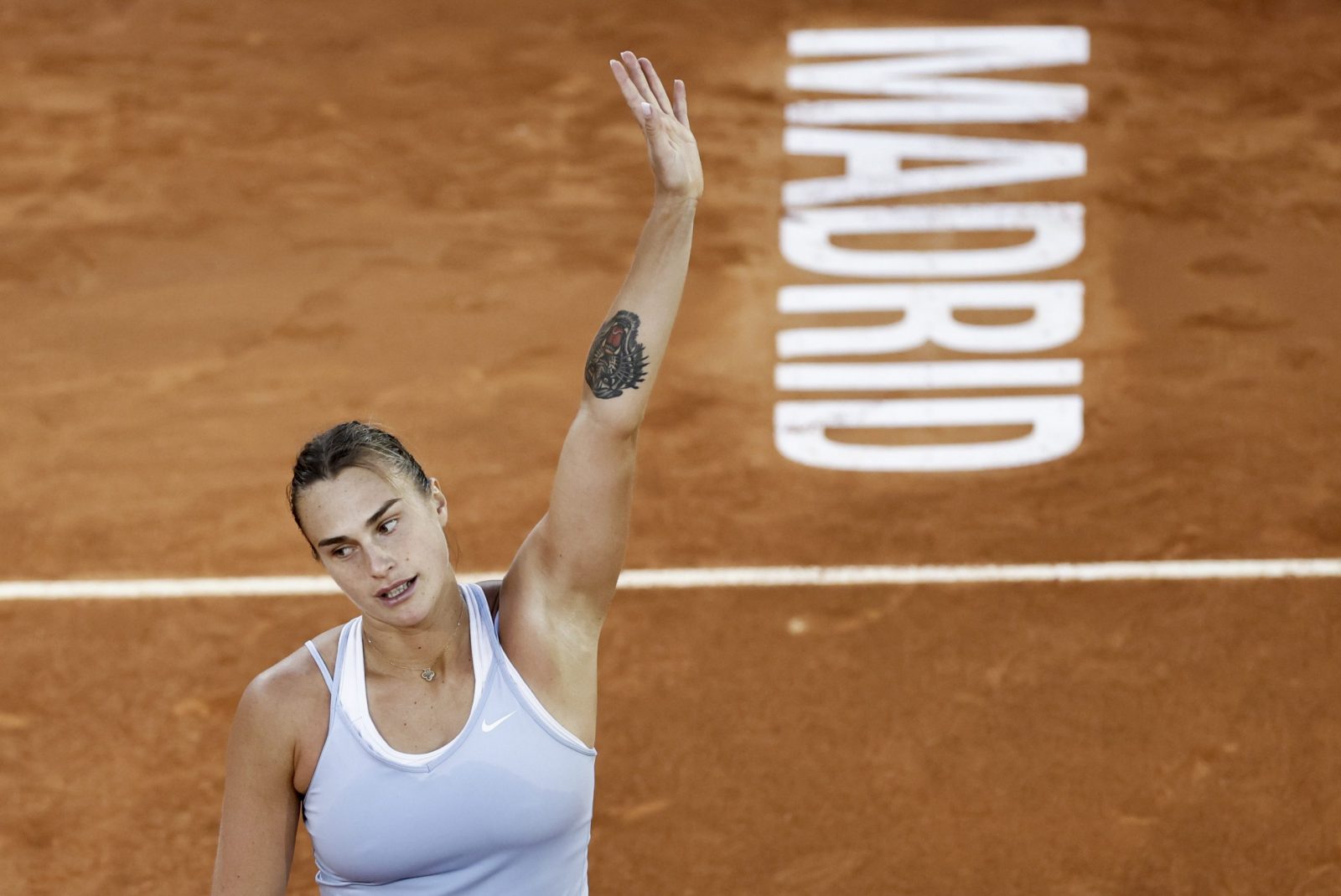 epa10612797 Aryna Sabalenka of Belarus celebrates winning against Iga Swiatek of Poland during their Mutua Madrid Open women's single final tennis match held at the Magic Box, in Madrid, Spain, 06 May 2023.  EPA/Sergio Perez