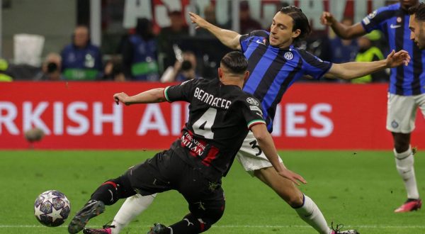 epa10619788 Inter's defender Matteo Darmian in action against AC Milan's midfielder Ismael Bennacer during the UEFA Champions League semi-final first leg soccer match between AC Milan and FC Inter, in Milan, Italy, 10 May 2023.  EPA/ROBERTO BREGANI