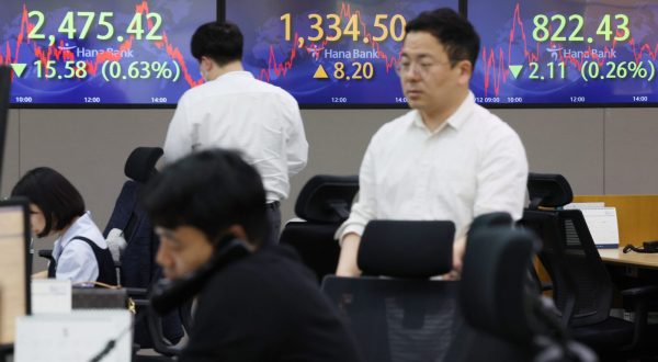 epa10622225 An electronic signboard in the dealing room of Hana Bank shows the benchmark Korea Composite Stock Price Index (KOSPI) having fallen 15.58 points, or 0.63 percent, to close at 2,475.42, in Seoul, 12 May 2023. Seoul shares ended lower as investors remain concerned about the Federal Reserve taking further tightening steps.  EPA/YONHAP SOUTH KOREA OUT
