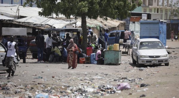 epa10625670 People who fled the conflict in Sudan gather with their belongings under the shade of a tree in the Upper Nile State town of Renk, South Sudan, 13 May 2023. According to UNHCR, at least 40,000 people have arrived into South Sudan since armed clashes between Sudan's military and rival paramilitary groups began in Khartoum and other parts of the country on 15 April 2023. Most of the refugees are part of the some 800,000 South Sudanese who had previously fled the war in South Sudan and who are now returning to a country with tensions still remaining in many areas, and more than two million internally displaced people. Upon arriving at the Joda border crossing, the refugees head to a transit area set up by UNHCR in the small town of Renk, where various UN agencies assist them with registration, food, health check and logistics.  EPA/AMEL PAIN