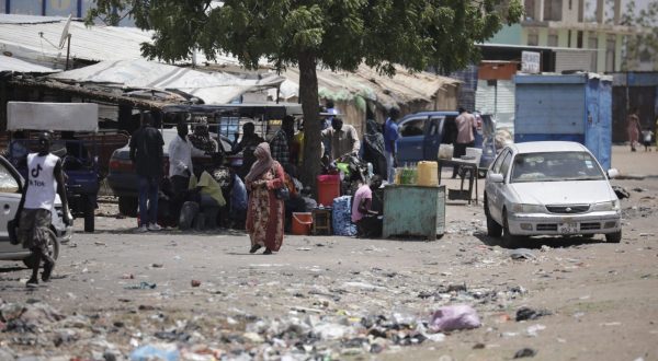 epa10625670 People who fled the conflict in Sudan gather with their belongings under the shade of a tree in the Upper Nile State town of Renk, South Sudan, 13 May 2023. According to UNHCR, at least 40,000 people have arrived into South Sudan since armed clashes between Sudan's military and rival paramilitary groups began in Khartoum and other parts of the country on 15 April 2023. Most of the refugees are part of the some 800,000 South Sudanese who had previously fled the war in South Sudan and who are now returning to a country with tensions still remaining in many areas, and more than two million internally displaced people. Upon arriving at the Joda border crossing, the refugees head to a transit area set up by UNHCR in the small town of Renk, where various UN agencies assist them with registration, food, health check and logistics.  EPA/AMEL PAIN