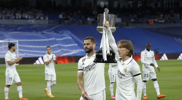 epa10625835 Madrid's midfielder Luka Modric (R) and defender Nacho (L) show the Spanish King's Cup trophy to the fans ahead of the Spanish LaLiga soccer match between Real Madrid and Getafe CF at Santiago Bernabeu Stadium in Madrid, Spain, 13 May 2023.  EPA/Rodrigo Jimenez