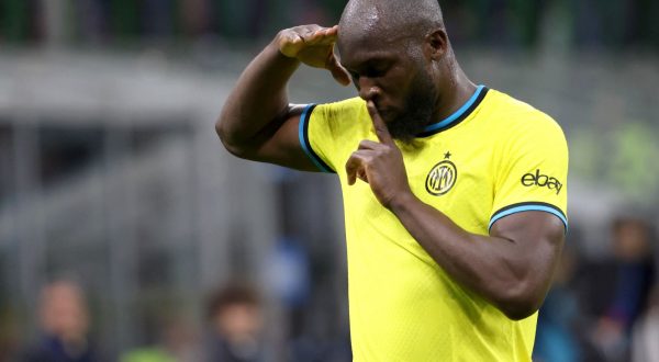 epa10625928 Inter Milan's Romelu Lukaku  jubilates after scoring goal of 1-0 during the Italian serie A soccer match between Fc Inter  and Sassuolo Giuseppe Meazza stadium in Milan, Italy, 13 May  2023.  EPA/MATTEO BAZZI
