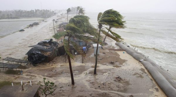 epa10627473 General view during the cyclone Mocha's landfall at the Shahpori Dwip, Teknuf area near Cox's Bazar, Bangladesh, 14 May 2023. Powerful cyclone Mocha made landfall mainly in Myanmar tearing the roofs and also made effect at the Bangladesh-Myanmar border line.  EPA/STR